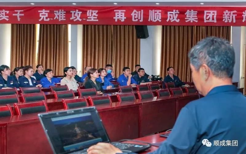河南PP电子游戏集团进行通讯员摄影技术培训班